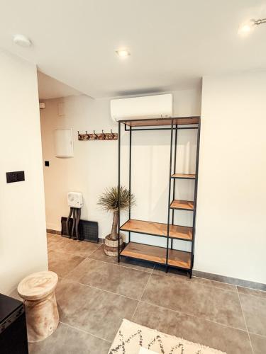 a living room with a shelf and a table at APARTAMENTO PRECIOSO SOL Y SIERRA in Sierra Nevada