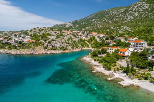 een luchtzicht op een kleine stad op een heuvel bij Apartments Ivni in Cesarica