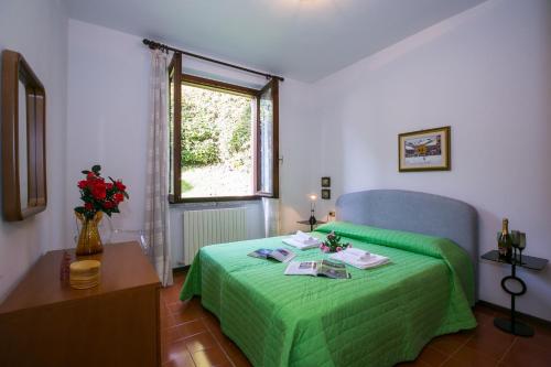 サーラ・コマチーナにあるAntica Isola Balconeのベッドルーム(緑のベッド1台、窓付)