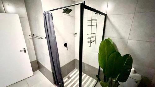 - Baño con cabina de ducha en The Patio, 31 Millennial Arch, en Langebaan
