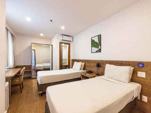 リオデジャネイロにあるB&B HOTEL Rio Copacabana Forteのベッド2台と机があるホテルの部屋
