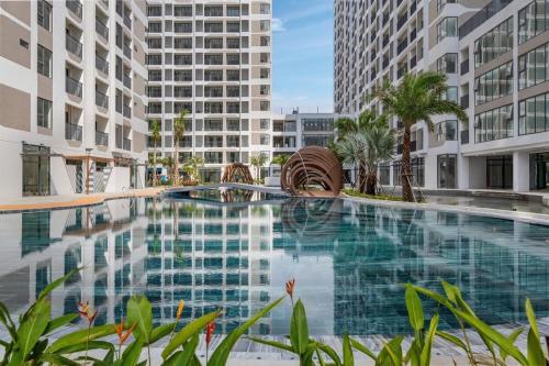 Πισίνα στο ή κοντά στο Phòng ngủ có ban công thoáng mát tại Thủ Đức