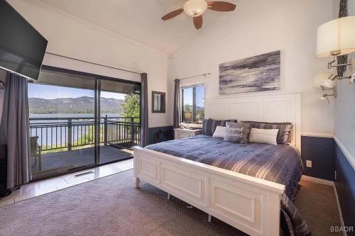 Ένα ή περισσότερα κρεβάτια σε δωμάτιο στο Lake Forest Shores at Big Bear Lake