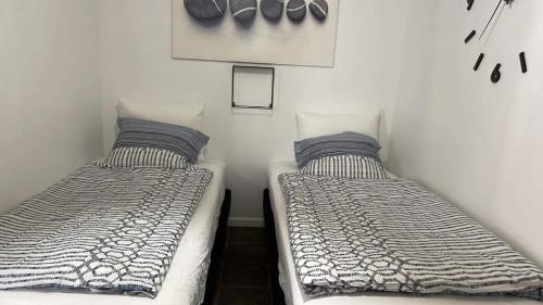 two beds sitting next to each other in a bedroom at Ferielejlighed IRIS in Sønderborg