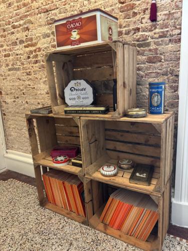 een houten boekenplank gevuld met boeken bij Logement The Black Tie in Assen