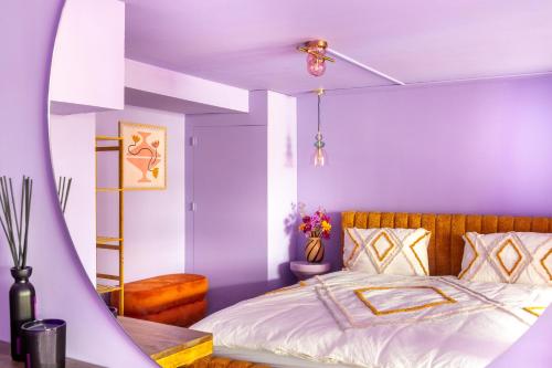1 dormitorio con paredes moradas y 1 cama con sábanas blancas en Lila-Licious, en Breda