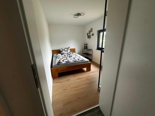 - une chambre avec un lit dans un couloir dans l'établissement Ferienwohnung vor dem Zoller, à Boll