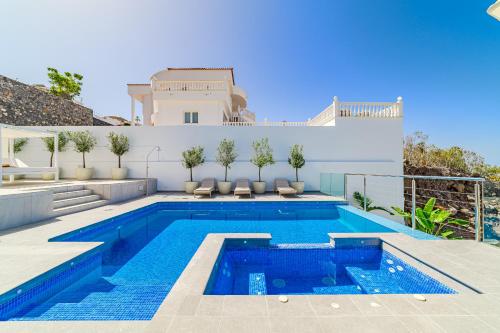 Casa Roque del Mar Private Villa with Pool, Jacuzzi & Ocean Views