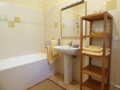 une salle de bain avec un lavabo, un miroir et une baignoire dans l'établissement La Pinède du Barroux, à Le Barroux