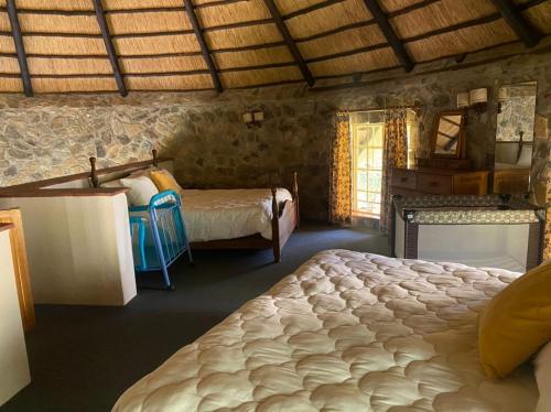 Beautiful round shaped cottage - 2094 في Juliasdale: غرفة نوم بها سريرين في الغرفة