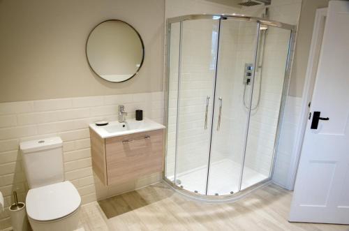 Barbonにある3 Bed in Barbon oc-b33652のシャワー、トイレ、洗面台を備えたバスルーム