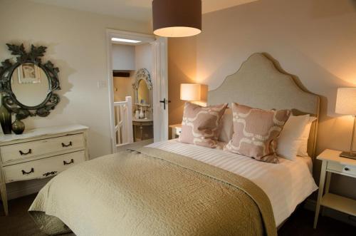 Barbonにある3 Bed in Barbon oc-b33652の大きなベッドと鏡のある寝室