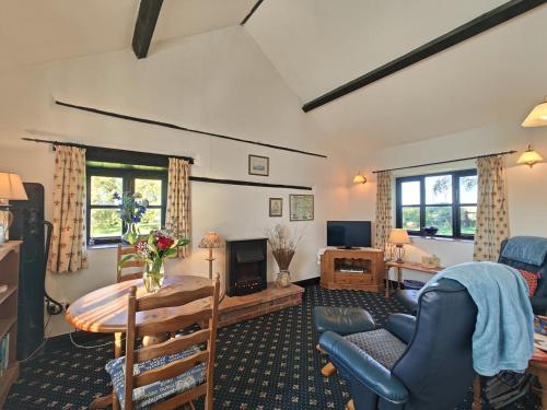 uma sala de estar com um sofá e uma mesa e um quarto em 1 Bed in Yaxham oc-w33631 em Yaxham