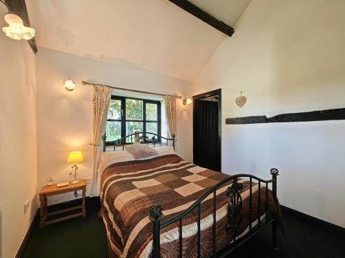 um quarto com uma cama e uma janela em 1 Bed in Yaxham oc-w33631 em Yaxham