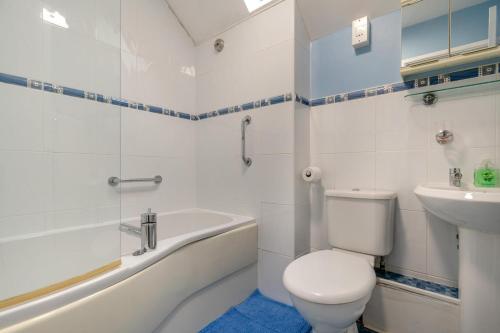 een badkamer met een toilet, een bad en een wastafel bij 2 Bed in Broad Haven oc-h33632 in Broad Haven