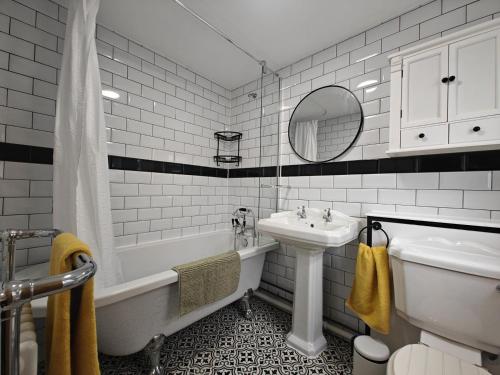 ein Badezimmer mit Waschbecken, Badewanne und Toilette in der Unterkunft 2 Bed in Fincham oc-t33561 in Fincham