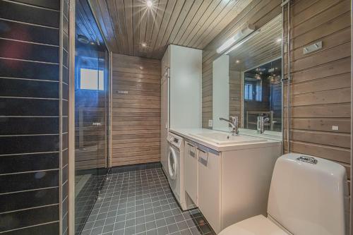 レヴィにあるLevin Stara A6 Visit Leviの洗面台と洗濯機を備えたバスルーム