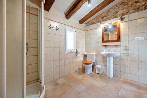 un baño con inodoro y lavabo en Cirerers - Casa Rural, en Masdenverge
