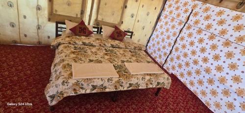 Postel nebo postele na pokoji v ubytování White Thar Camp