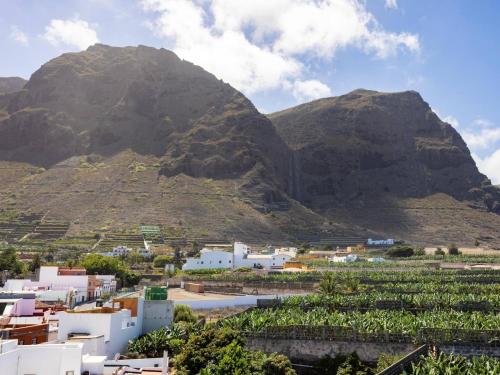 a village with a mountain in the background at Live La Caleta Las Salinas con vista al mar 2 in Caleta de Interián