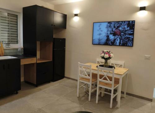 Kuchyň nebo kuchyňský kout v ubytování שלווה בנוף העמק