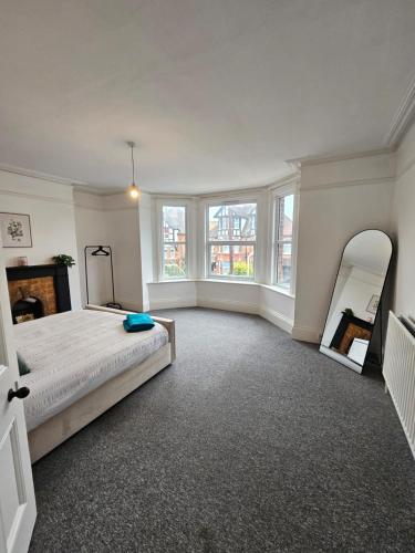 Una cama o camas en una habitación de The Folkestone One