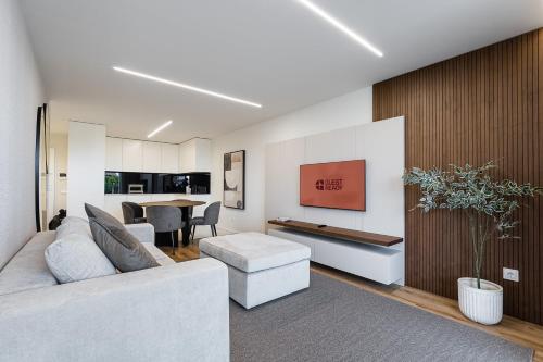 un salon avec un canapé et une table dans l'établissement GuestReady - Beach and Pool Escape in Gaia, à Madalena