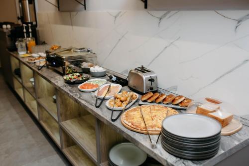 塞米伊Гостиница ТӨР的摆放着各种食物和馅饼的自助餐台