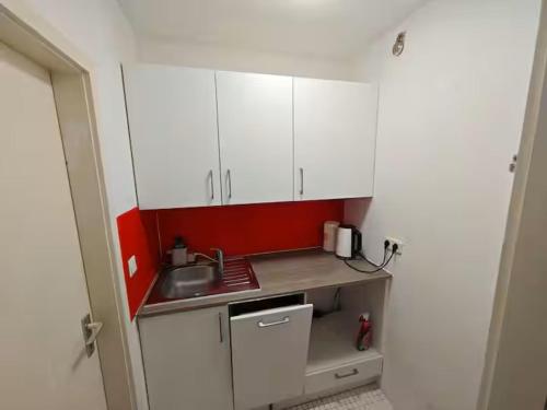 Kuchyň nebo kuchyňský kout v ubytování Einzimmerappartment München Solln