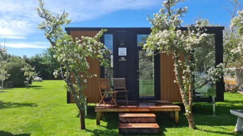 a tiny house with a picnic table in a yard at Applewood Cabin 2 by Tiny Away in Christchurch