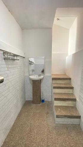 bagno con lavandino e lavandino di Rinjani Edelweis Homestay a Tetebatu