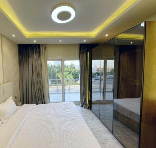 une chambre avec un grand lit et un grand miroir dans l'établissement مدينتي القاهرة الجديدة, à Madinaty