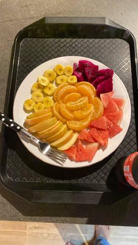 un piatto di frutta sopra un vassoio di Rinjani Edelweis Homestay a Tetebatu