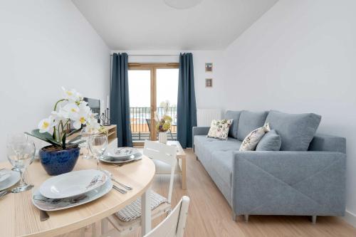 Michalczyka Wrocław Modern Apartment with Parking and Balcony next to the Odra River by Noclegi Renters