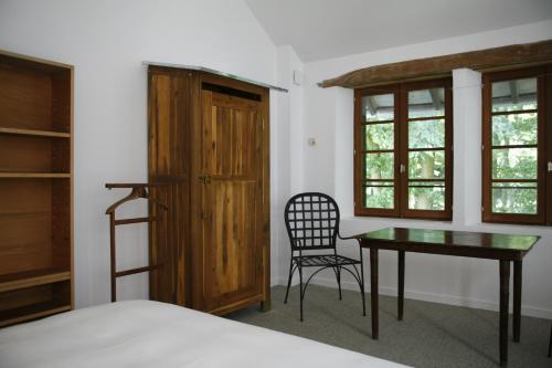 - une chambre avec un lit, un bureau et une chaise dans l'établissement Château de Miromesnil, à Tourville-sur-Arques