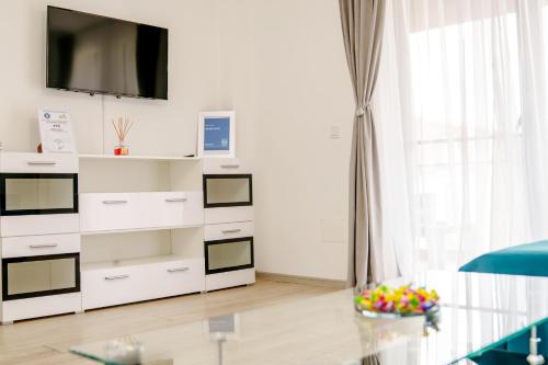 Una televisión o centro de entretenimiento en DREAMS ESCAPE