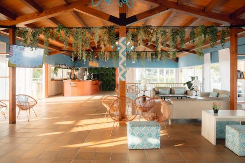 een lobby met tafels en stoelen in een gebouw bij Hotel Moon Dreams Marina Parc in Na Macaret