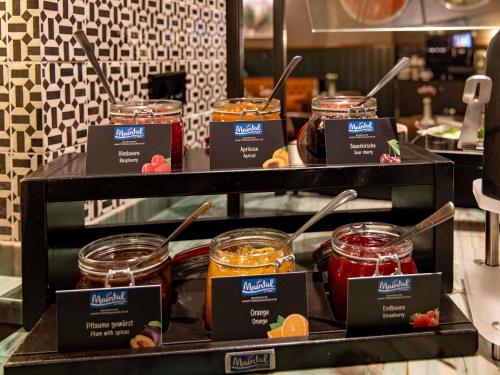 ランゲンにあるMercure Hotel Frankfurt Airport Langenのキッチンにある食品の瓶が並べられた陳列ケース