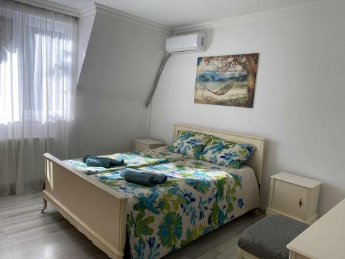 Un dormitorio con una cama con almohadas y aversión en Wonderful View, en Tiflis