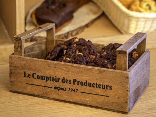 een houten doos gevuld met voedsel op een tafel bij Mercure Chantilly Resort & Conventions in Chantilly