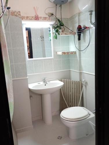 a small bathroom with a sink and a toilet at Mini appartamento a Marcianise in Marcianise