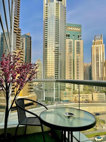 Serene Escape in Bustling Marina and JBR, Ensuite 2BR, Sky Garden Access