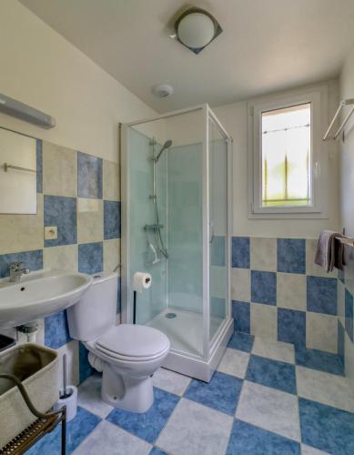 a bathroom with a shower and a toilet and a sink at Le 33 Green Stay in Compiègne