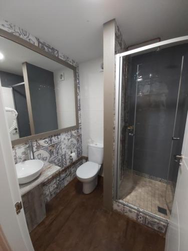 a bathroom with a toilet and a sink and a shower at Camino de Estrellas Mondoñedo Lugo in Mondoñedo