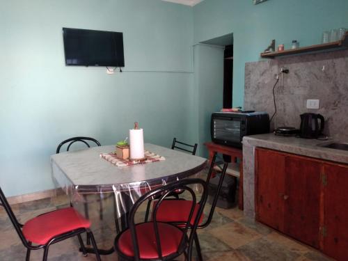 Cette chambre comprend une table avec une bougie et un four micro-ondes. dans l'établissement Departamento Virgen del Valle, à Fiambala