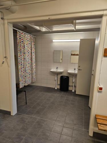 a bathroom with two sinks in a room at Hjortens vandrarhem in Herräng