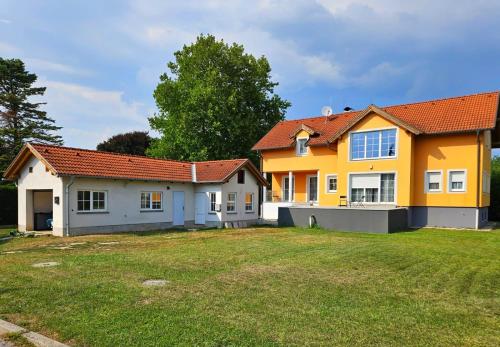 une maison avec une cour devant dans l'établissement Idyllisches Ferienhaus Parndorf, à Parndorf