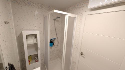 y baño con cabina de ducha de color blanco. en Casa Isabel in El Verger, en El Verger
