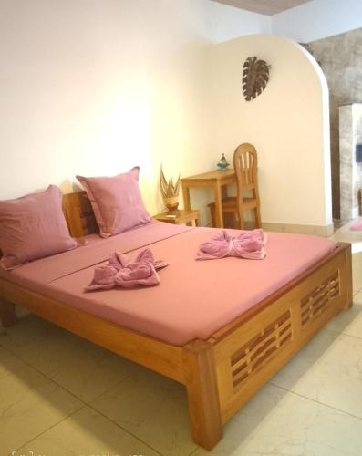 Llit o llits en una habitació de Tropic Hôtel