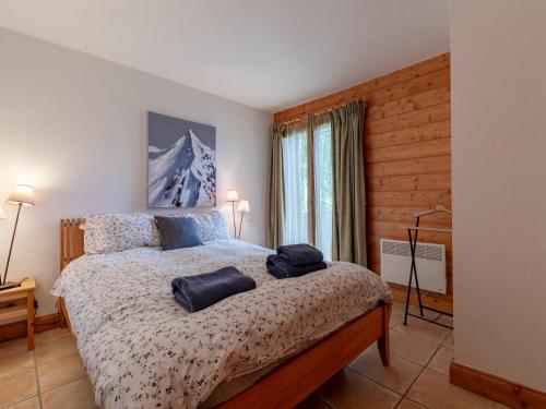 um quarto com uma cama com duas toalhas em Appartement chaleureux 4 pièces, 6 pers, terrasse sud, Méribel - FR-1-411-975 em Les Allues